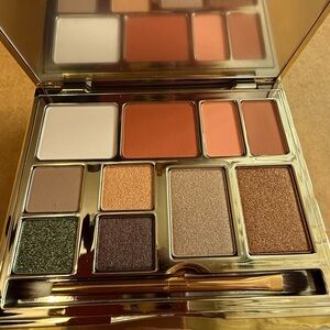 Elegant Eyeshadow Palette with Diverse Tones